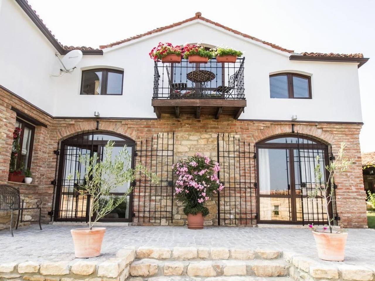 Auf zwei Etagen, mit Garten und überdachtem Grillplatz in Varna, Provincia de Varna