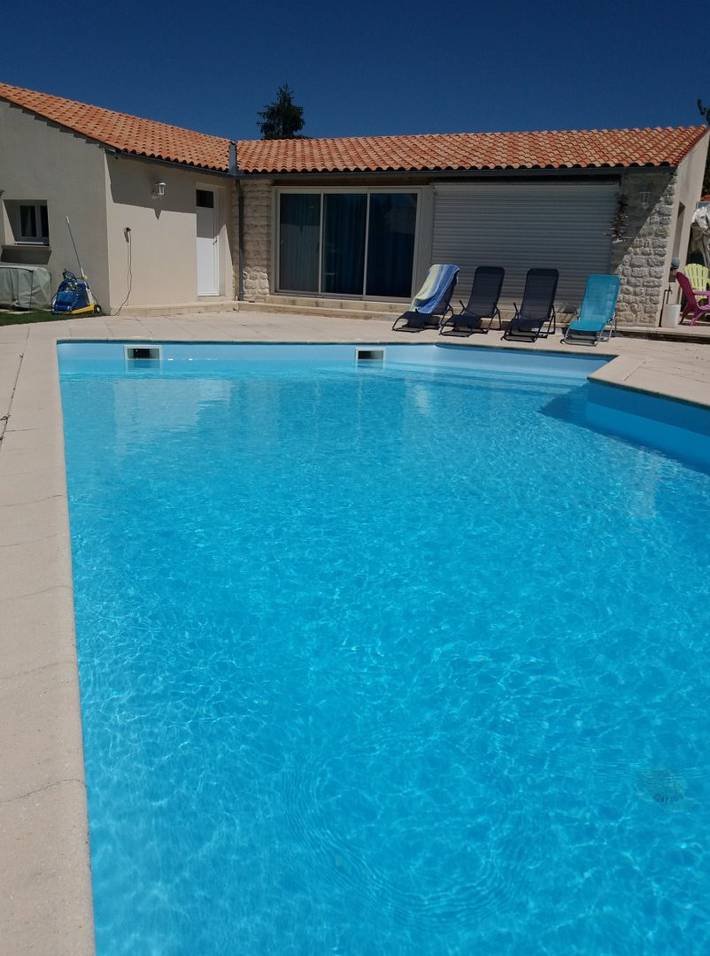 Gîte pour 5 personnes, avec terrasse ainsi que piscine et jardin
