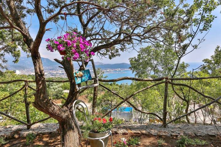 Camping para 4 personas, con vistas además de piscina y jardín en Montenegro