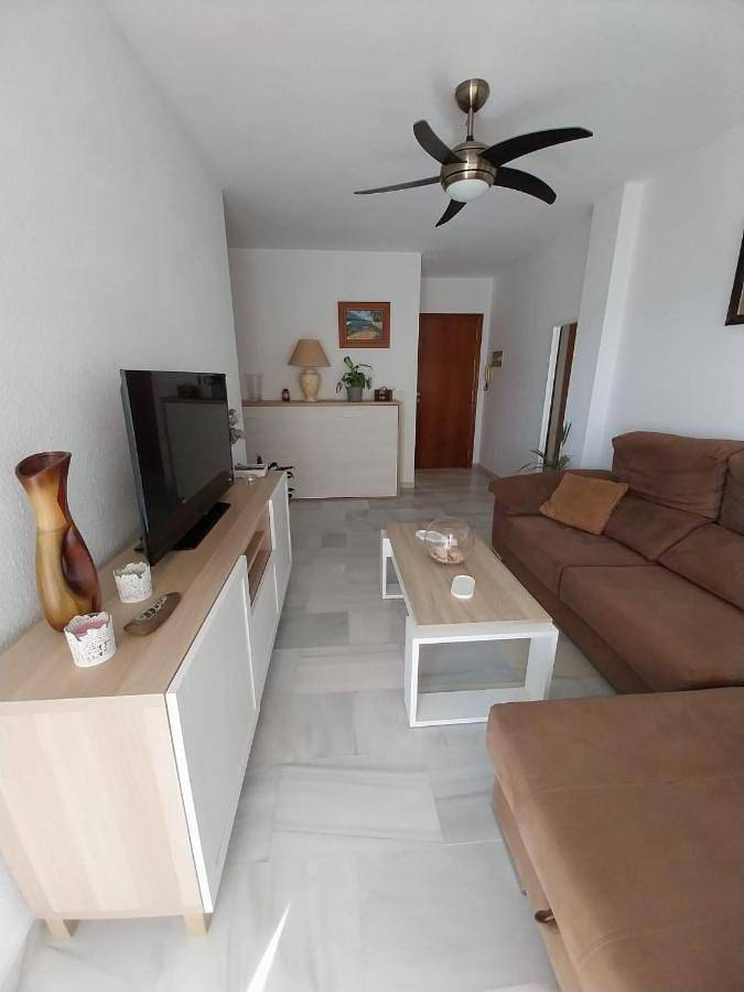 Apartamento para 4 personas, con vistas además de piscina y jardín en Torre de Benagalbón