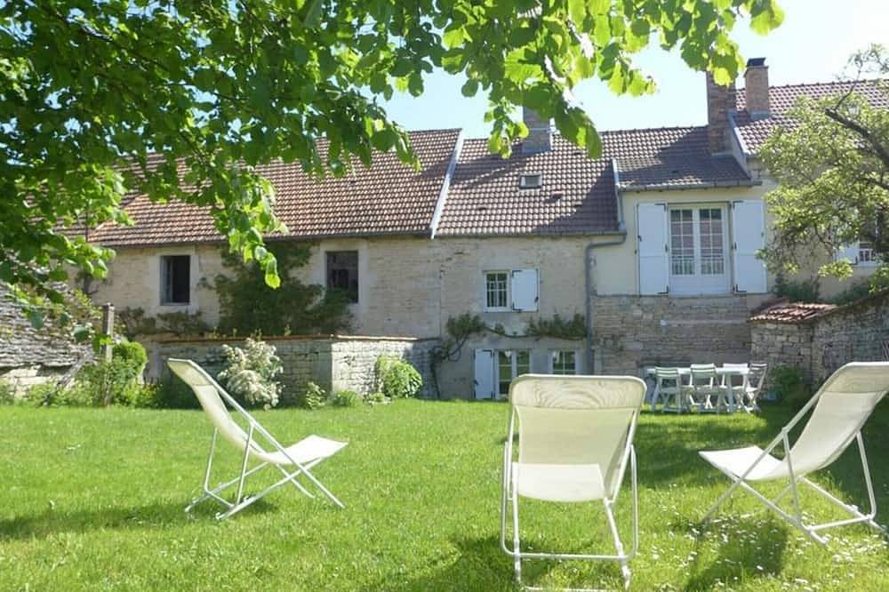 Charming Forest Retreat with Fireplace, Garden, Near Scenic Trails in Giey-sur-Aujon, Parc national de forêts