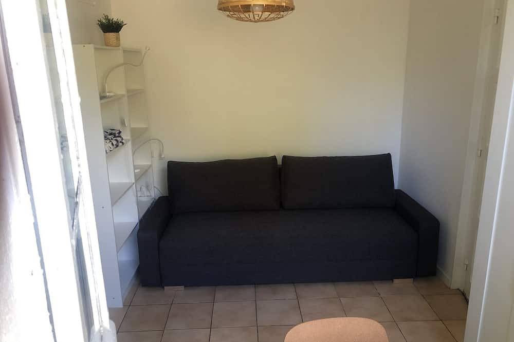 Toulon-Mourillon: studio apartment with private courtyard, 700 m from beaches.  in Tolón, Region de Toulon
