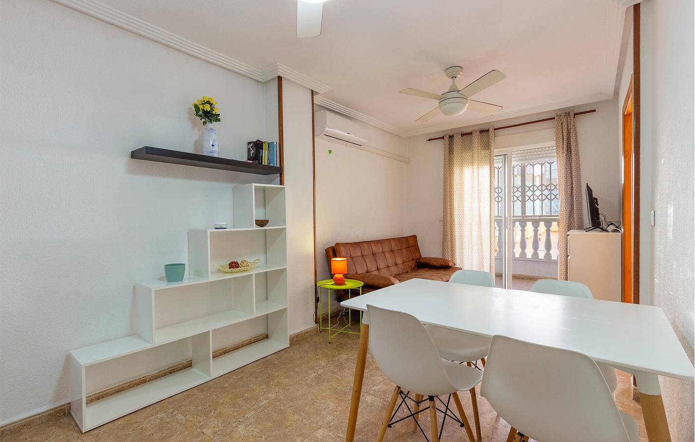 Apartamento vacacional entero, Acogedor apartamento con piscina, terraza y vistas al mar in Torrevieja Centro, Torrevieja
