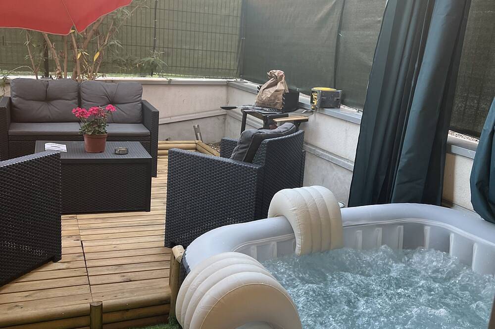 Entire apartment, T2 jacuzzi 6 stade de France and porte de paris streetcar stations in Épinay-sur-Seine, Seine-Saint-Denis