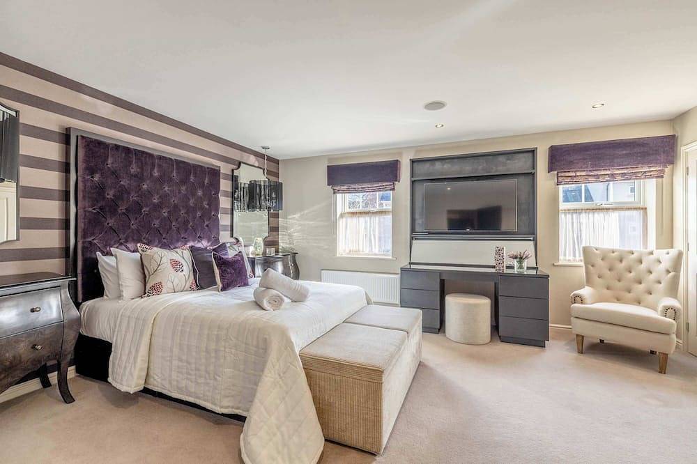 Elegant 4-Bed |Private Garden |Parking By Tempstay in Thorpe Park, Surrey