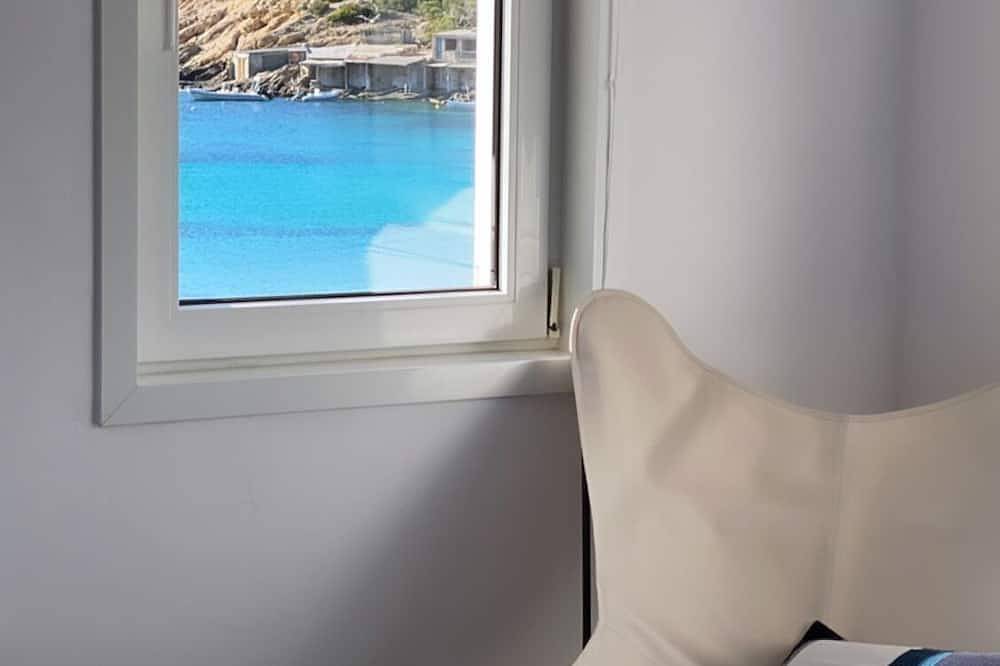 Entire apartment, On the beach, apartment with sea view, air conditioning and wifi in Cala Vedella, Sant Josep de sa Talaia