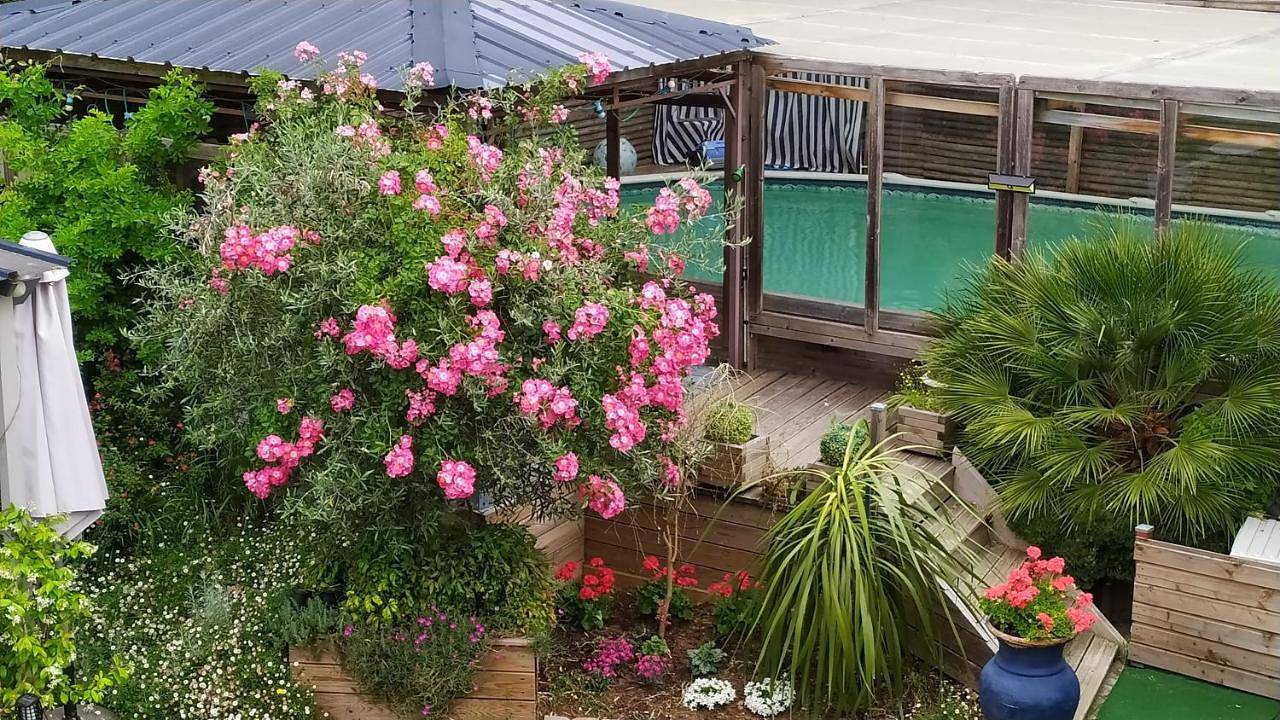 Appartement entier, Appt dans maison d'architecte, Spa, Piscine & jardin in Soucelles, Région d'Angers