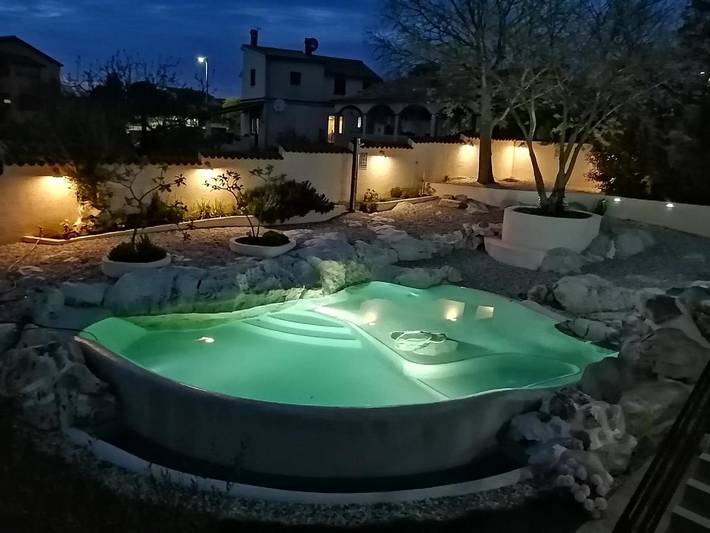 Gîte pour 4 personnes, avec piscine ainsi que jardin et vue à Loborika