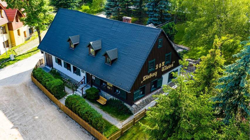 Ferienhaus für 14 Personen, mit Whirlpool und Terrasse sowie Garten und Ausblick