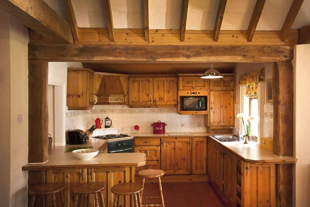 Little Orchard Cottage - sleeps 5 guests  in 3 bedrooms in County Meath