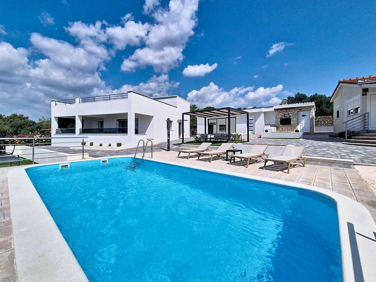 Ria with heated pool in Okrug Gornji, Ciovo