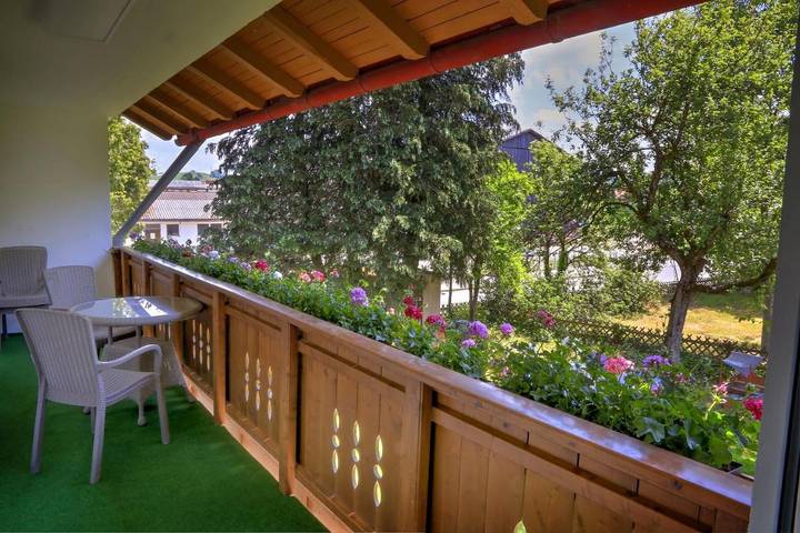Ferienwohnung für 6 Personen, mit Balkon und Garten sowie Pool und Ausblick in Altusried