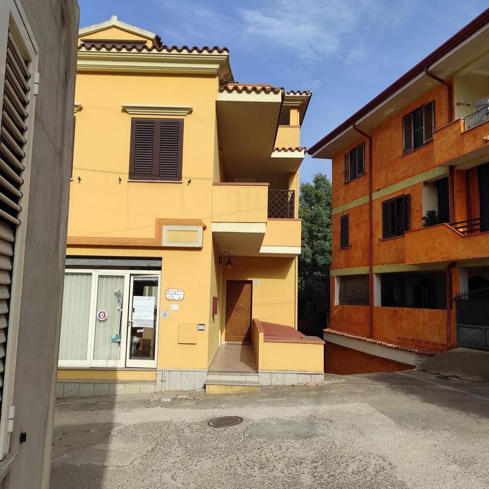 Entire studio, Studio Apartment 'Monolocale Yellow' with Mountain View, Wi-Fi and Air Conditioning in Siniscola, Nuoro Province