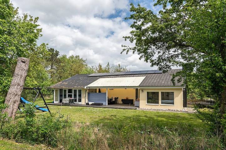 Ferienhaus für 8 Personen, mit Sauna und Garten sowie Terrasse, mit Haustier