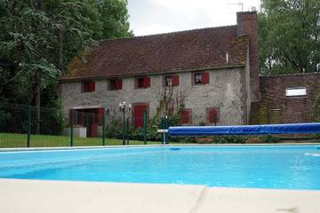 Gîte pour 10 personnes, avec terrasse ainsi que jardin et piscine dans Yonne