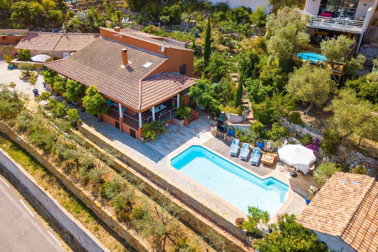 Appartement entier, Studio de charme Le Rose, 20m2, dans propriété au calme avec piscine by Le mas de Louise et Sacha in Solliès-Toucas, Côte méditerranéenne (France)