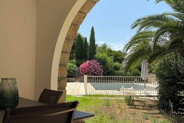 Villa pour 4 personnes, avec terrasse ainsi que piscine et jardin à Propriano
