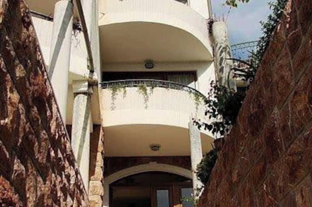 Appartamento intero, Levantin Inn 1/3 Room n.2 sea side with swimming pool in Sveti Stefan, Opština Budva