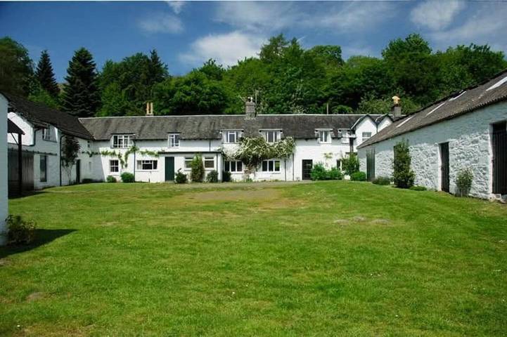 Holiday rental for 22 people, with garden in Loch Tay
