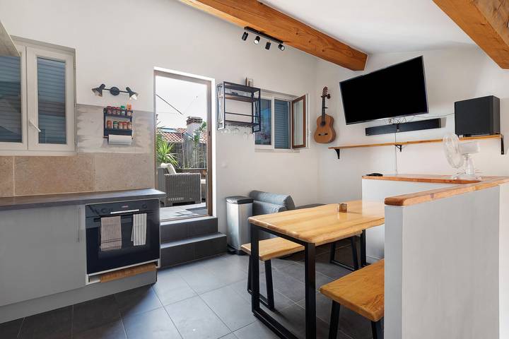 Entire apartment, Apartment 'Appartement Terrasse Sur Le Port' with Private Terrace, Balcony and Wi-Fi in La Seyne-sur-Mer, Mediterranean Coast (France)