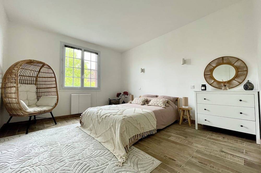 Villa à 1h de paris avec piscine chauffée et jacuzzi intérieur in Jaulnes, Seine-et-Marne