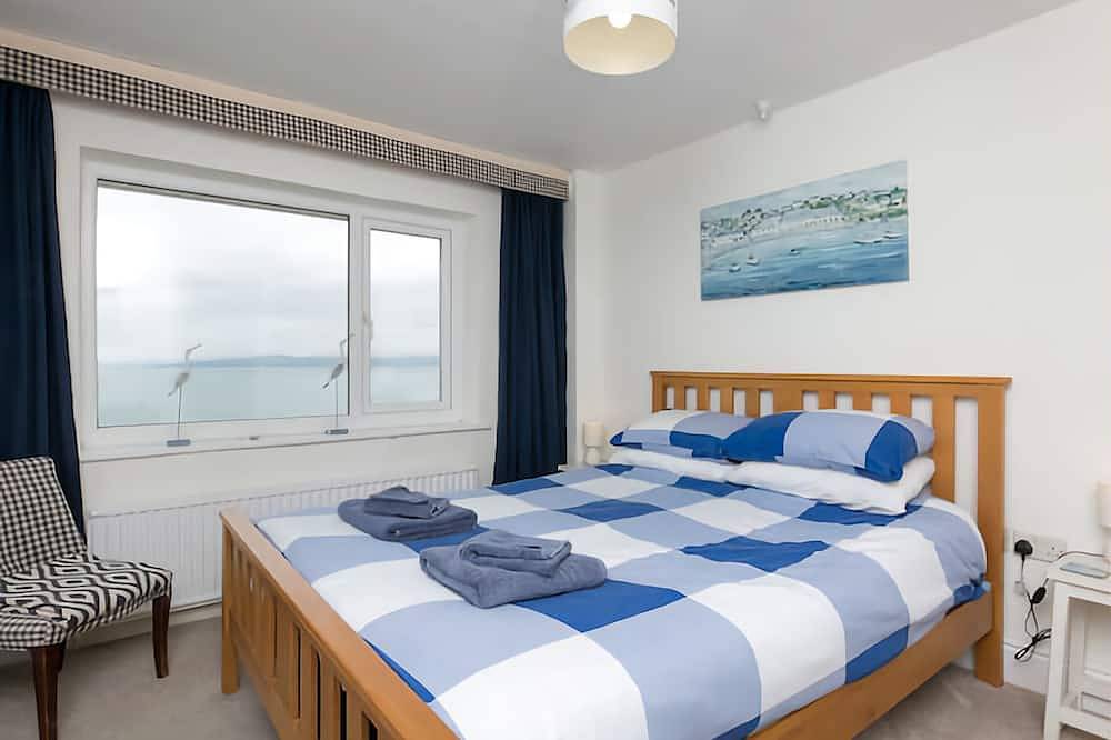 Gosteg great sea views, dog friendly, restaurants and centre metres away. Aonb in Moelfre, Isle of Anglesey
