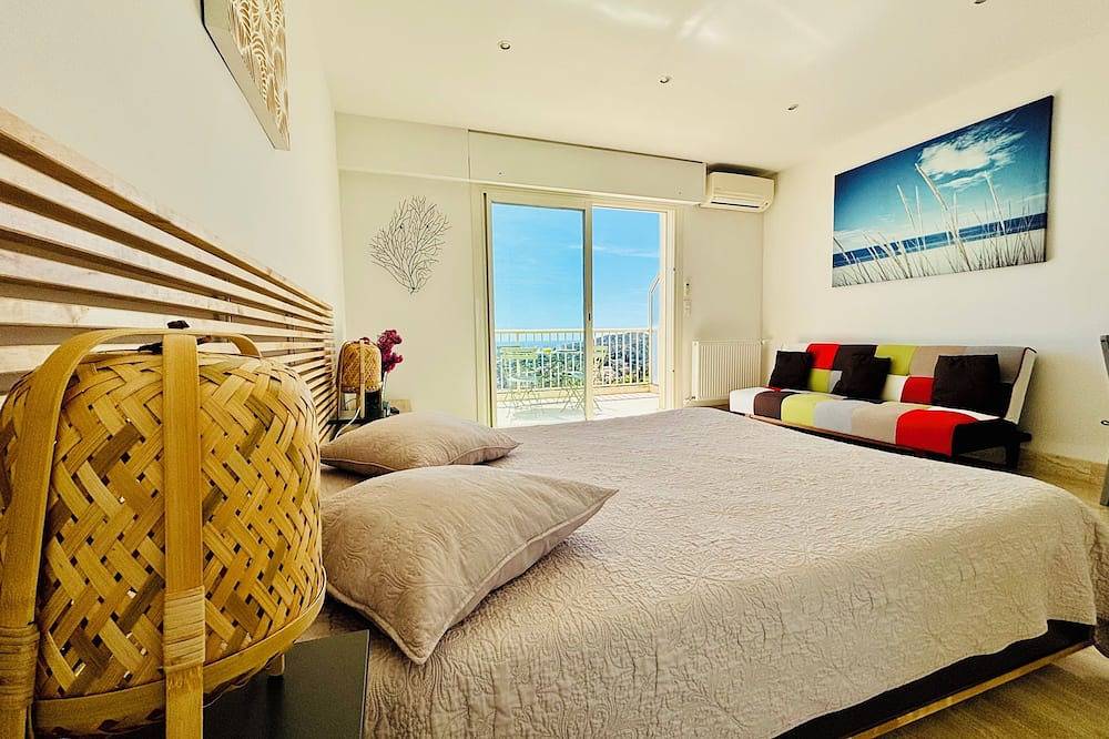 Entire apartment, Studio with balcony and parking, breathtaking view of Cap-Ferrat and the sea! in Villefranche-sur-Mer, Mediterranean Coast (France)