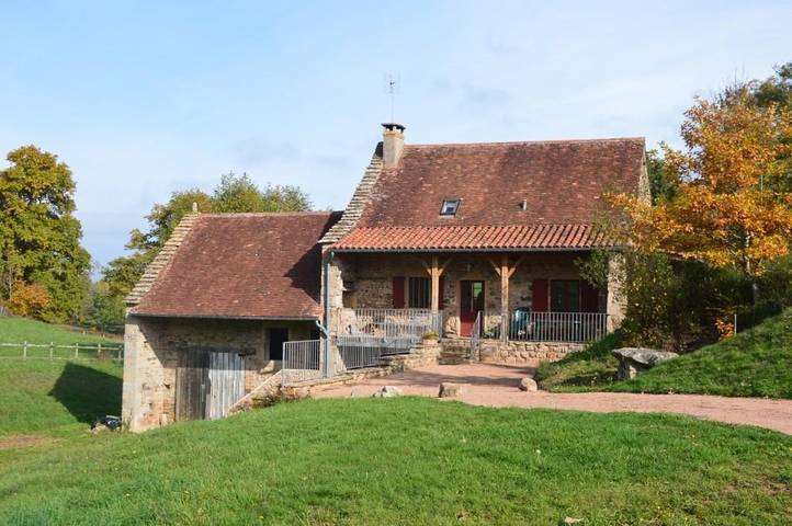 Gîte pour 6 personnes, avec Terrasse ainsi que Jardin et Vue à Buffières