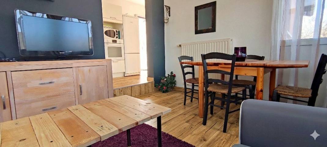 Gîte pour 4 personnes, avec terrasse ainsi que piscine et jardin, animaux acceptés à Peyreleau