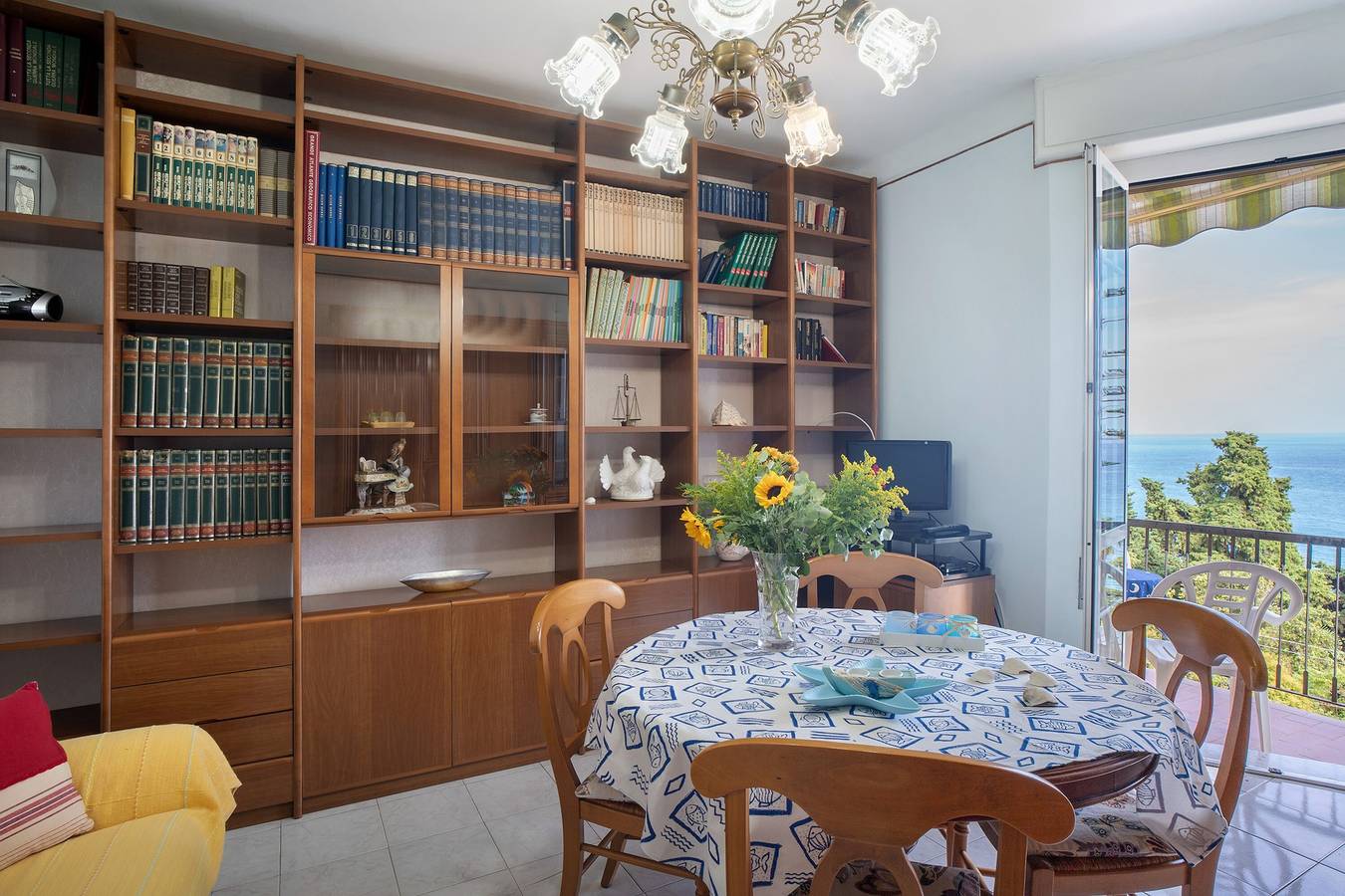 Apartamento entero, Apartamento 'La Ca' Di Marì' con vistas al mar, balcón y Wi-Fi in Costarainera, Riviera di Ponente