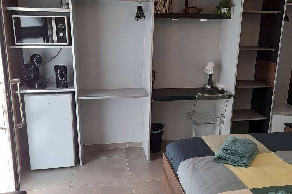 Independent studio, garden, pool access.   in Cagnes-sur-Mer, Region de Cannes