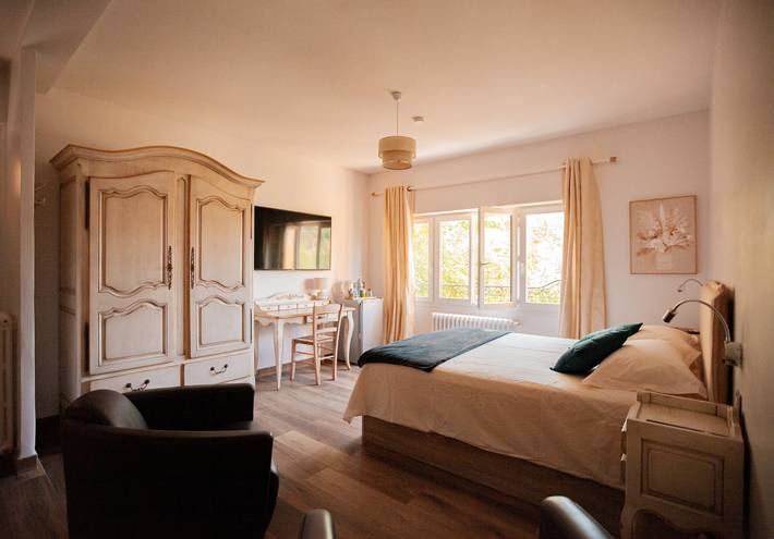Chambre Iris 22 m² climatisée à l'étage, salon cuisine et jardin communs in Grasse, Côte méditerranéenne (France)