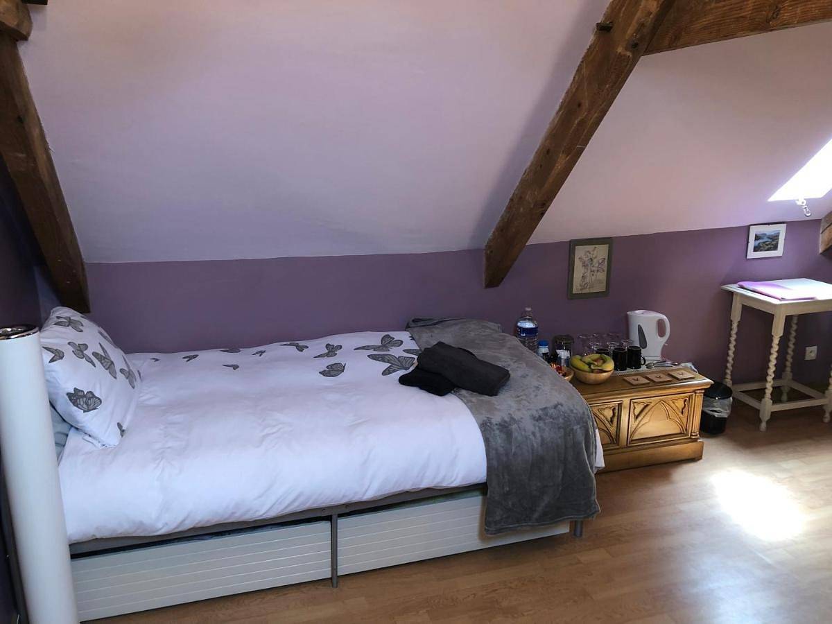 Family Room with Private Bathroom in Perret, Région de Guingamp