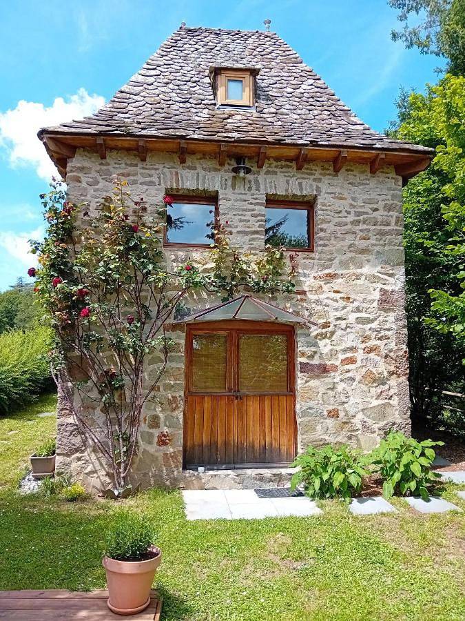Gîte pour 2 personnes, avec vue et jardin à Vabre-Tizac