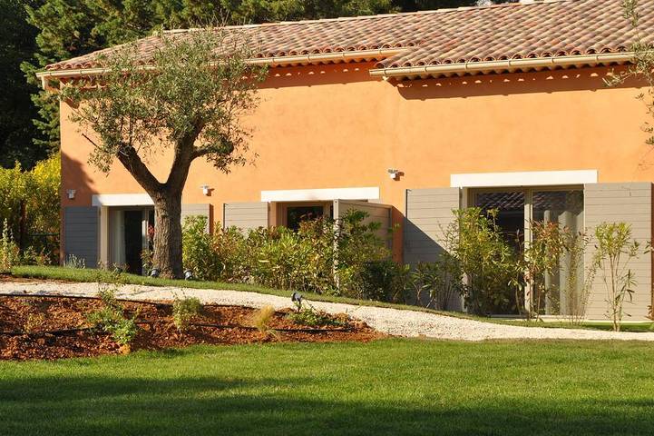 Gîte pour 6 personnes, avec Terrasse ainsi que Jardin et Piscine à Roussillon