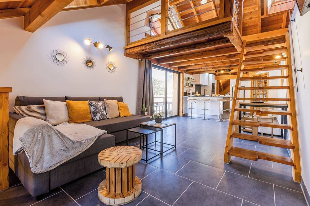 Ganze Wohnung, Chalet-style apartment - Parking - Quiet and cosy in Saint-Martin-de-Queyrières, Nationalpark Écrins