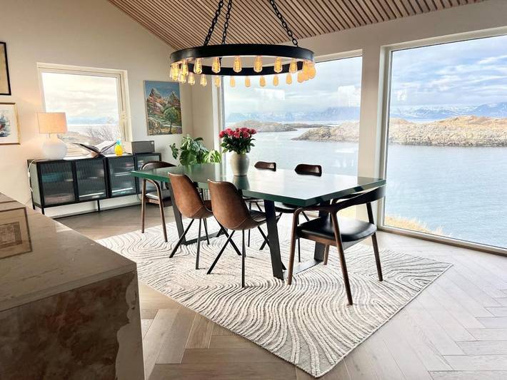 Location de vacances pour 8 personnes, avec Balcon et Terrasse ainsi que Jardin et Sauna dans Henningsvær