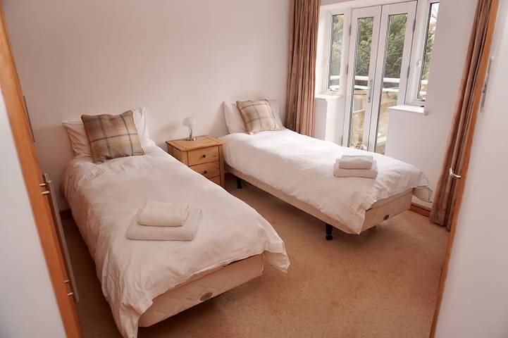 Unique waterside home in stunning location. in Hythe and Dibden, Hampshire