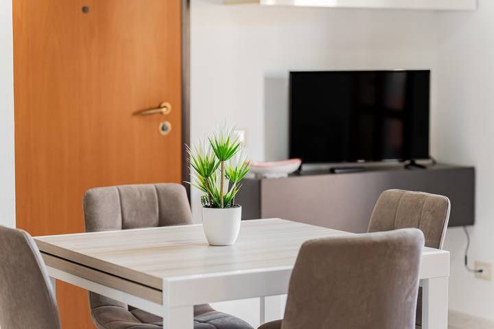 Entire apartment, Apartment 'Colombo Rooms' with Balcony and Air Conditioning in Sestu, Campidano