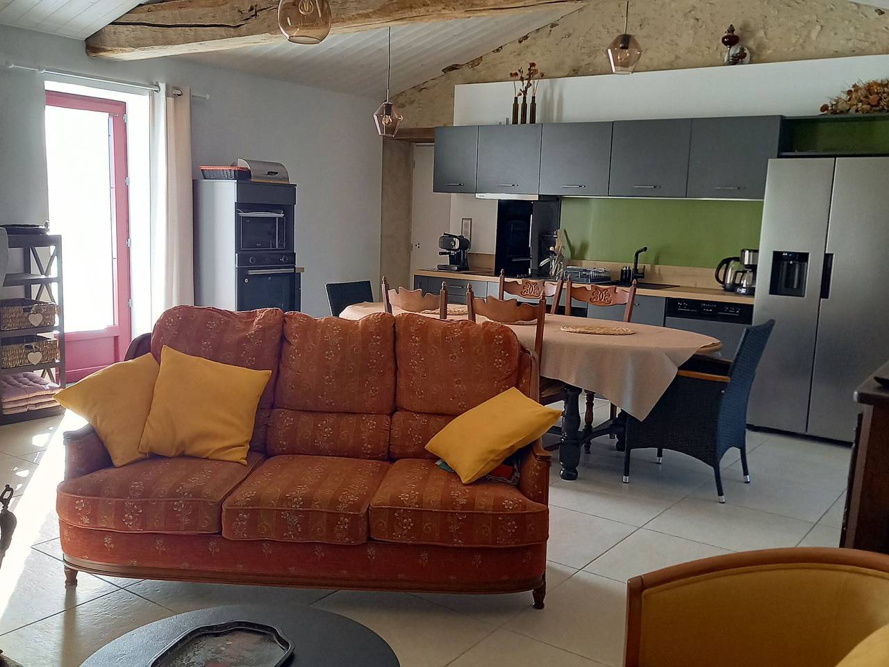Casa de campo con piscina climatizada, cerca de la playa y equipada para familias. in Challans, Valle del Loira