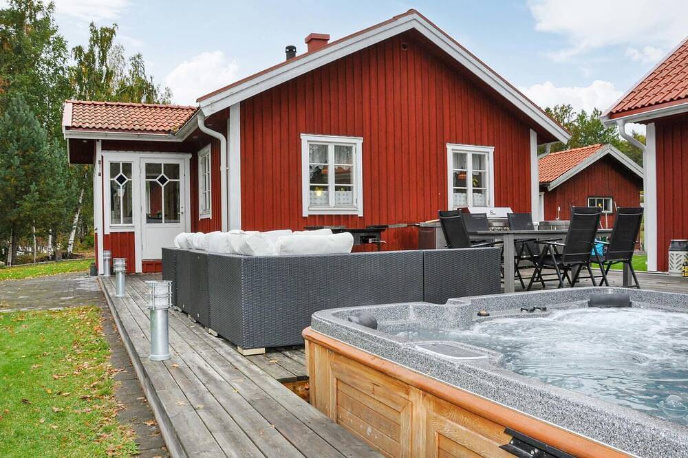 Stunning home in Karlstad with sauna in Vänern