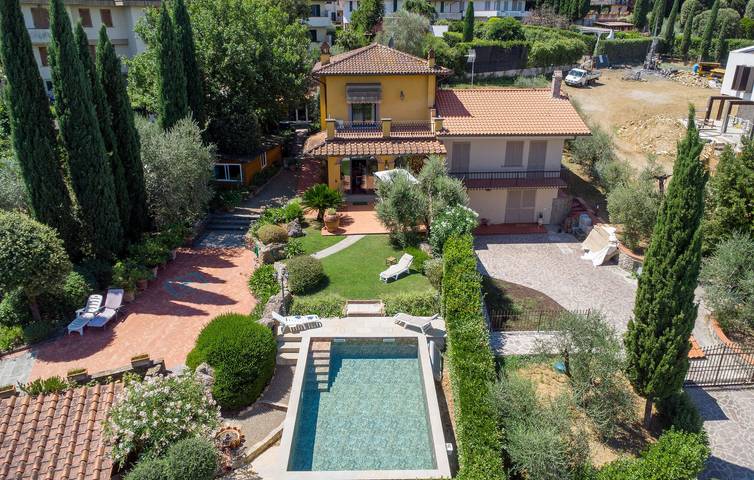 Geräumige 2BR Wohnung mit AC, Parkplatz, Garten & WiFi - 2km von der Stadt in Carmignano, Prato Provinz