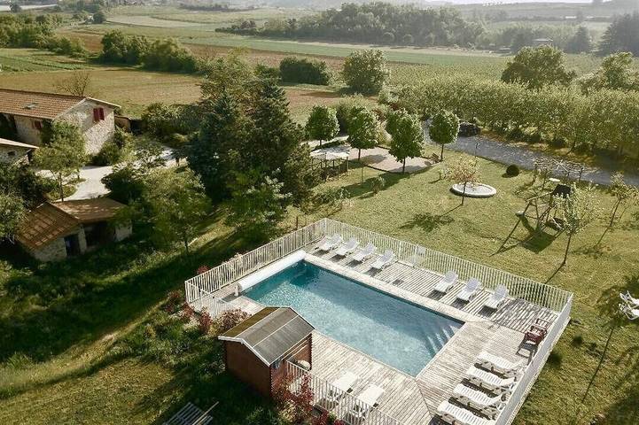 Gîte pour 4 personnes, avec piscine et jardin à Marsaz