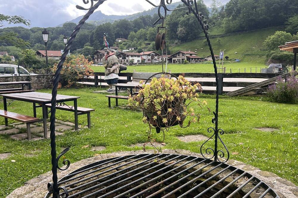 Apartamento entero, Apartamento 'Sorgiña' con vistas a la montaña, Wi-Fi y aire acondicionado in Ituren, Pirineos