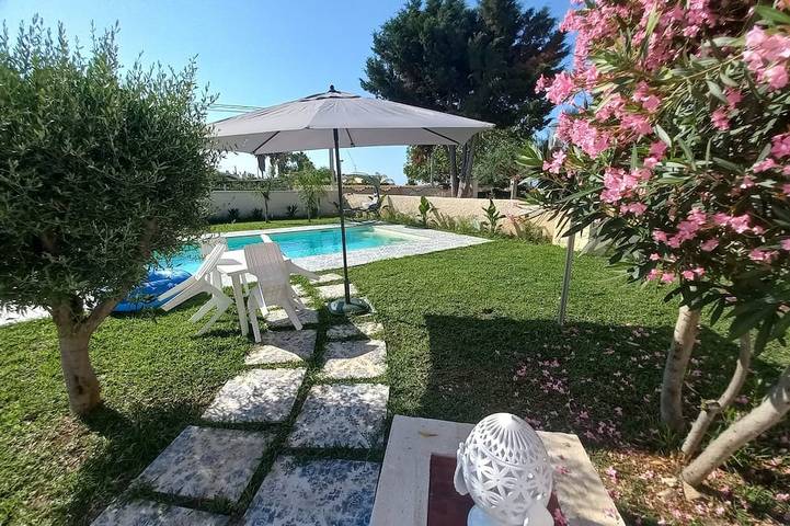 Ferienhaus für 4 Personen, mit Whirlpool und Terrasse sowie Garten