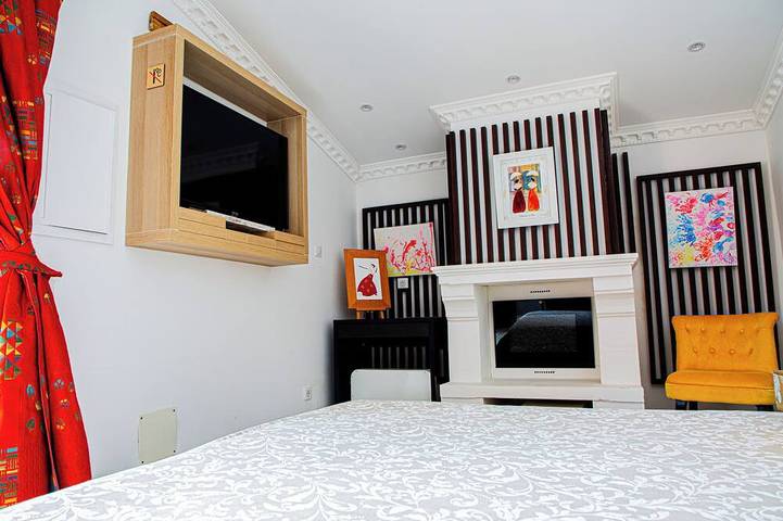 Chambre luxe type studio en face de la piscine avec sa terrasse privée in Fourques, Côte méditerranéenne (France)