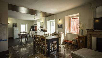 Gîte pour 5 personnes, avec piscine ainsi que jardin et terrasse à Peaugres