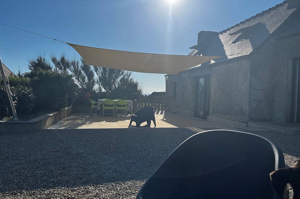 Oceanfront Vacation – House with a Garden Right Next to the Beach in Plozévet, Côte de Cornouaille