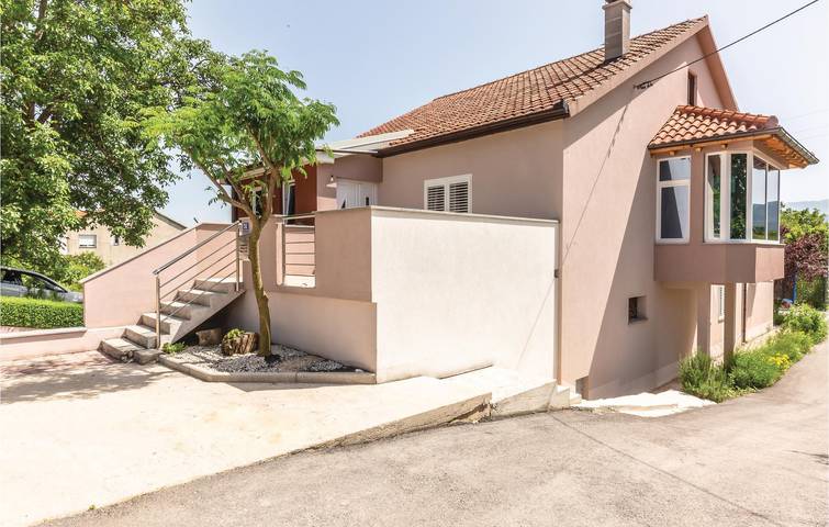 Charmante Ferienwohnung mit Pool und Terrasse, in der Nähe von Fluss und See in Imotski, Makarska Riviera