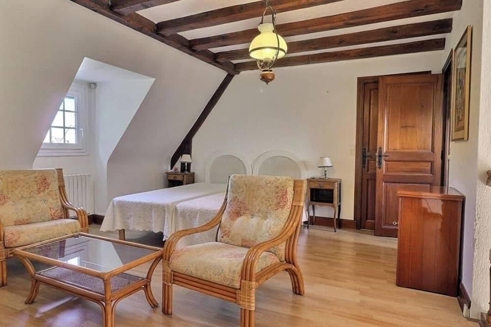 Vacation home with swimming pool near the Gulf. Walking distance to the sea. in Saint-Armel, Côte des Mégalithes